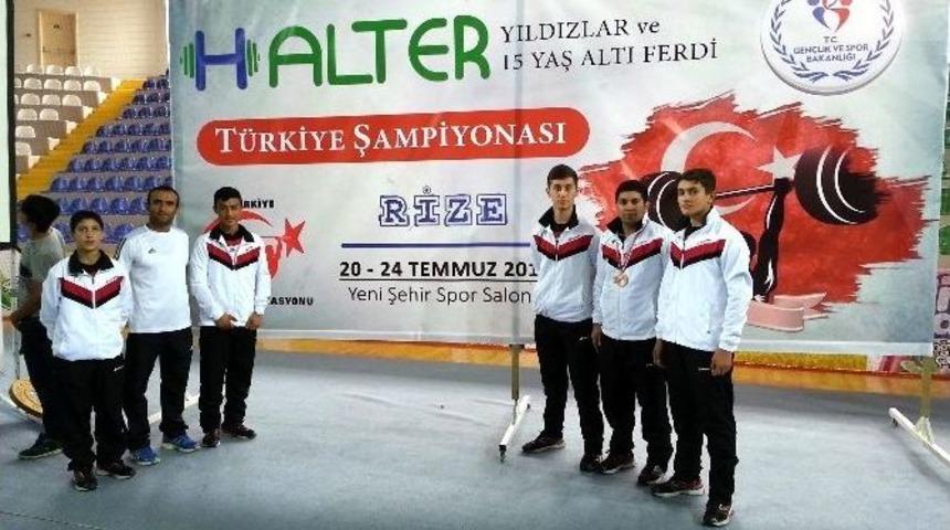 Mamaklı Yıldızdan T&uuml;rkiye &Uuml;&ccedil;&uuml;nc&uuml;l&uuml;ğ&uuml;