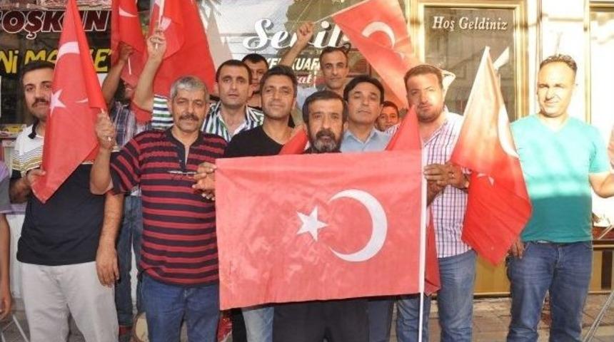 Okul M&uuml;d&uuml;r&uuml; Vatandaşlara T&uuml;rk Bayrağı Dağıttı