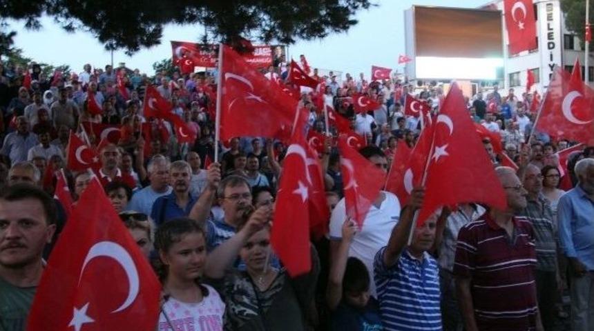 Bergama&rsquo;da Binlerce Kişi Demokrasi İ&ccedil;in Y&uuml;r&uuml;d&uuml;