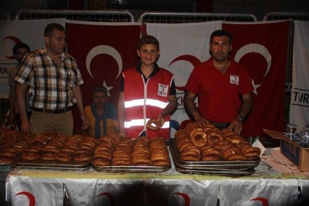 T&uuml;rk Kızılay&rsquo;dan Demokrasi N&ouml;bet&ccedil;ilerine Gıda Desteği