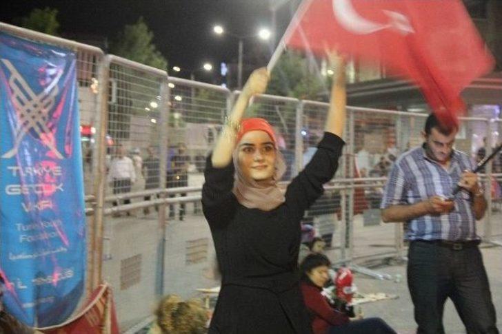 Türk Kızılay’dan Demokrasi Nöbetçilerine Gıda Desteği G2