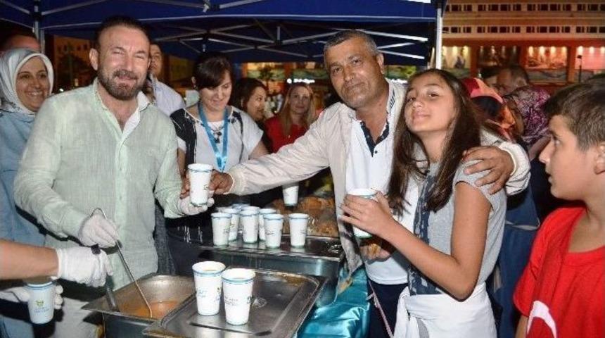 İzmit Belediyesi Demokrasi Nöbetinde Çorba Dağıttı