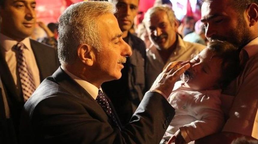 Vali Kam&ccedil;ı&rsquo;ya Demokrasi N&ouml;betinde Sevgi Seli