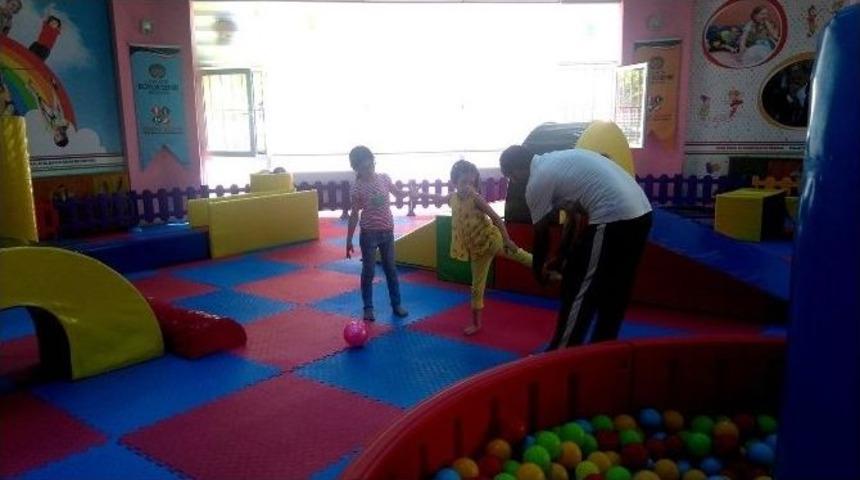 K&uuml;&ccedil;&uuml;k İkranur Temel Beceri Ve Eğitim Merkezinde Hayata Tutunuyor