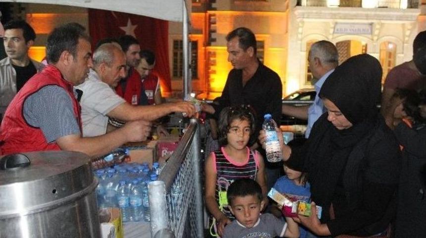 Demokrasi N&ouml;beti S&uuml;r&uuml;yor