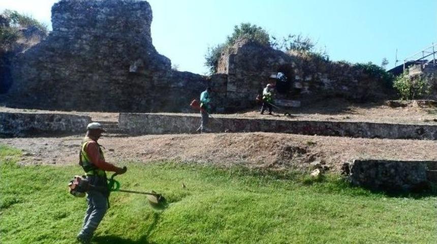 Manavgat Belediyesi Tarihi Zindan Kalesi&rsquo;ni Temizliyor