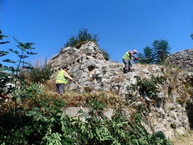 Manavgat Belediyesi Tarihi Zindan Kalesi’ni Temizliyor