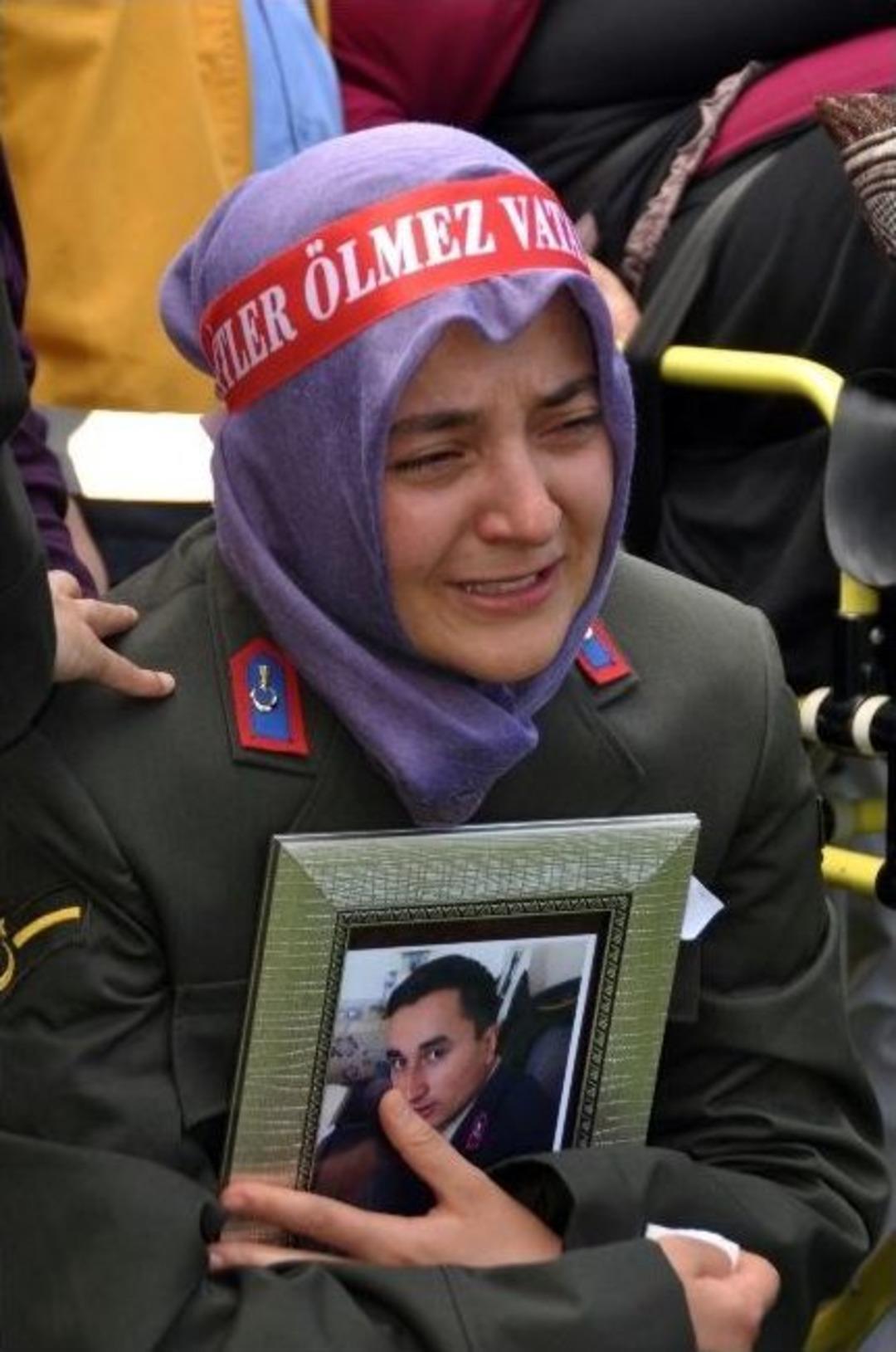 Şehidi, 3 Aylık Nişanlısı Askeri &Uuml;niforma İle Uğurladı