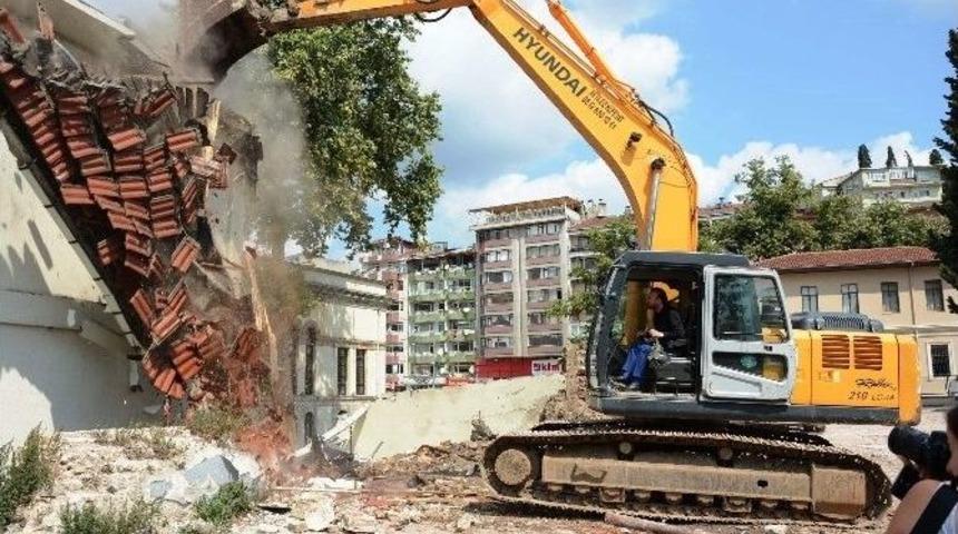 İzmit&rsquo;te Eski Binaların Yıkımı S&uuml;r&uuml;yor