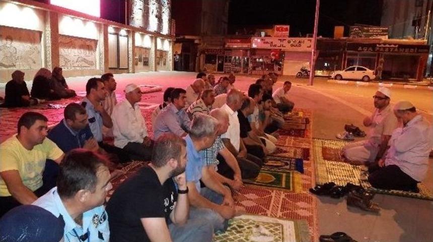 Demokrasi N&ouml;bet&ccedil;ileri Ş&uuml;k&uuml;r Namazı Kıldı