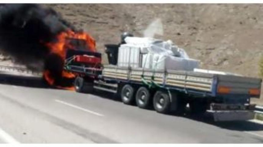 Elazığ&rsquo;da Tır Alev Alev Yandı