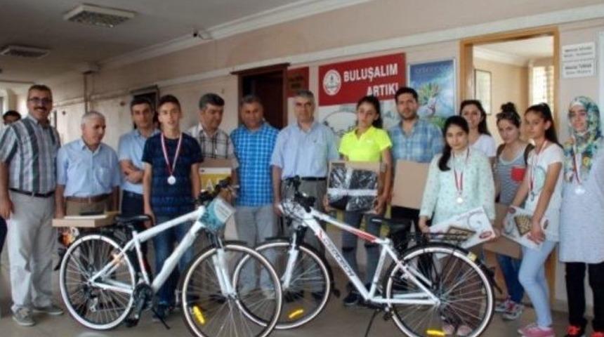 Yarışmada Dereceye Giren &Ouml;ğrenciler &Ouml;d&uuml;llerini Aldı