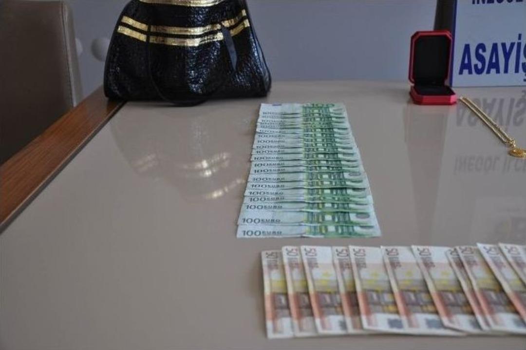 Gurbet&ccedil;i &Ccedil;ifti 52 Bin Lira Dolandırdı, Yolda Y&uuml;r&uuml;rken Polisin Ş&uuml;phelenmesi &Uuml;zerine Yakalandı