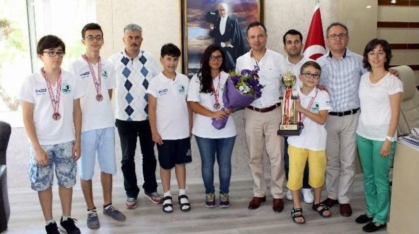 Turkuaz Satran&ccedil; Kul&uuml;b&uuml; 1. Lig Sevincini Savaş Duman İle Paylaştı