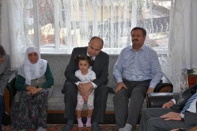 Ankara Valisi Mehmet Kılıçlar’dan Demokrasi Şehitlerinin Ailesine Ziyaret