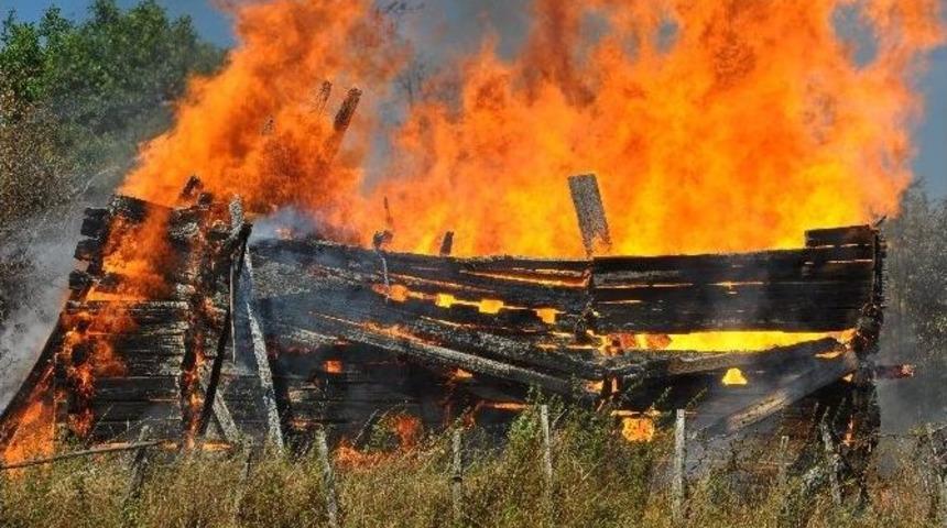 Kastamonu&rsquo;da İki Katlı Ahşap Alev Alev Yandı