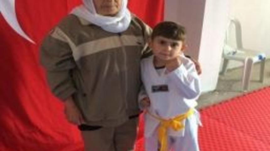 Torunuyla Tekvando Kursuna Katılıyor