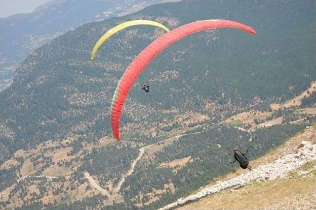 Yamaç Paraşütleri Yarışmasının İlk Ayağı Tamamlandı