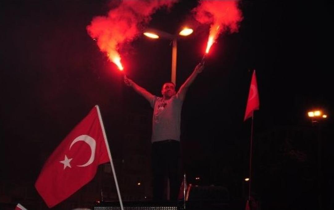 Sivasspor Taraftarı Darbeye Karşı Y&uuml;r&uuml;d&uuml;