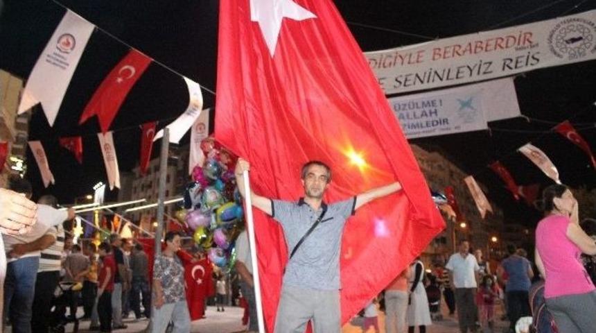 Demokrasi N&ouml;beti İ&ccedil;in Dev T&uuml;rk Bayrağı&rsquo;yla 6 Kilometre Y&uuml;r&uuml;yor