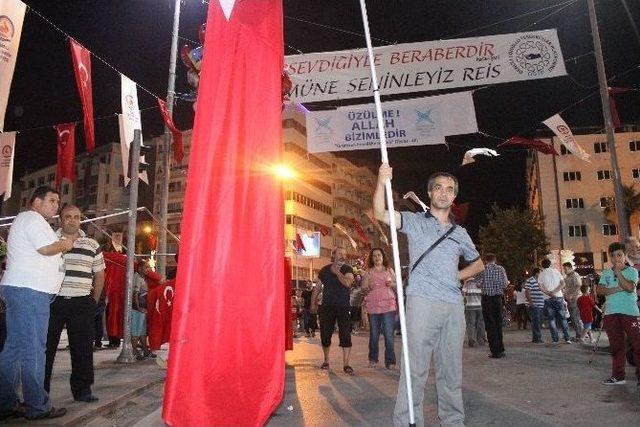 Demokrasi Nöbeti İçin Dev Türk Bayrağı’yla 6 Kilometre Yürüyor