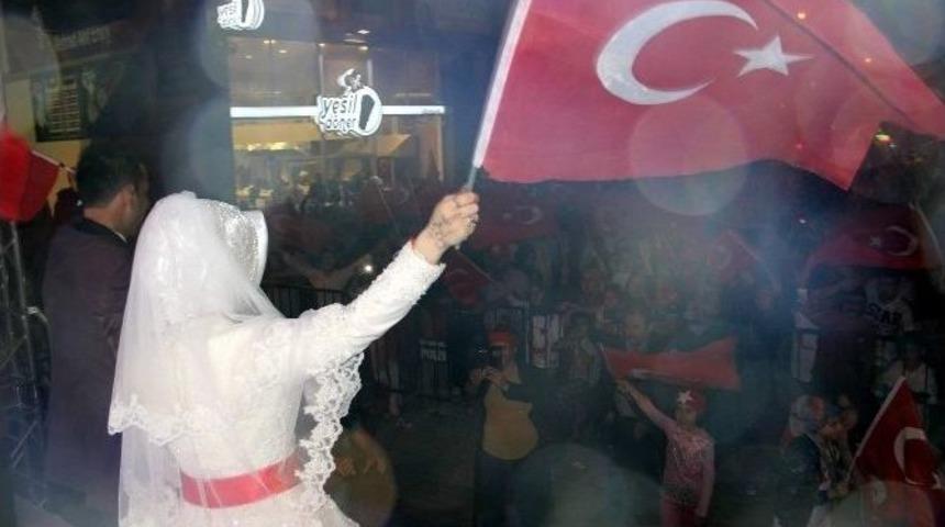 D&uuml;ğ&uuml;nden &Ccedil;ıktılar Demokrasi N&ouml;betine Katıldılar