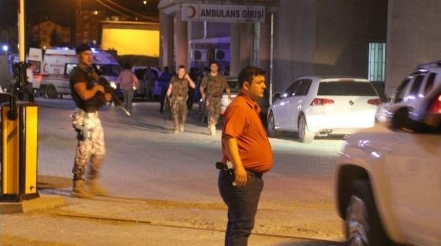 Hakkari Depin Polis Kontrol Noktası&rsquo;na Bombalı Ara&ccedil;la Saldırı: 8 Yaralı