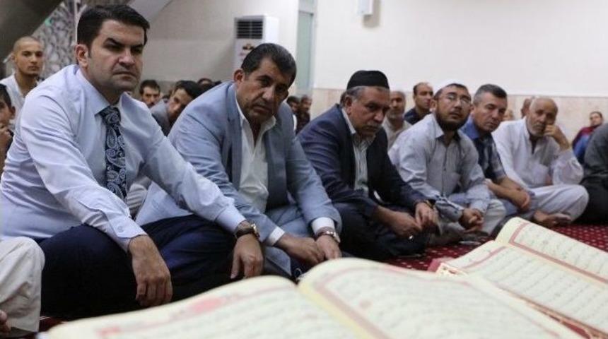 Demokrasi Şehitleri İ&ccedil;in Eller Semaya Uzandı