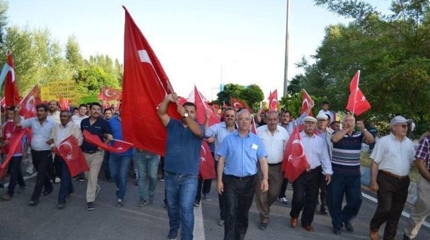 Adilcevaz&rsquo;da Demokrasi Ve Bayrak Y&uuml;r&uuml;y&uuml;ş&uuml;
