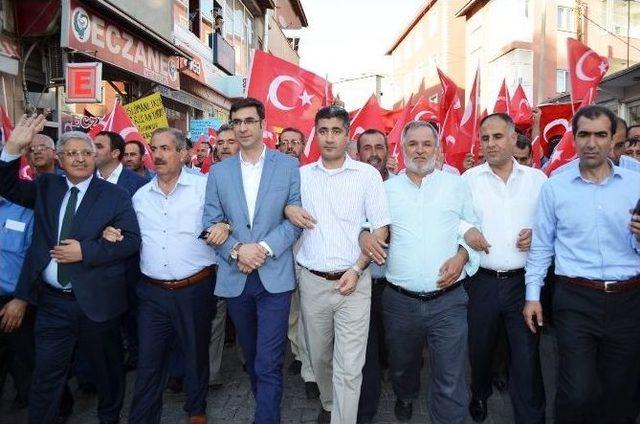 Adilcevaz’da Demokrasi Ve Bayrak Yürüyüşü