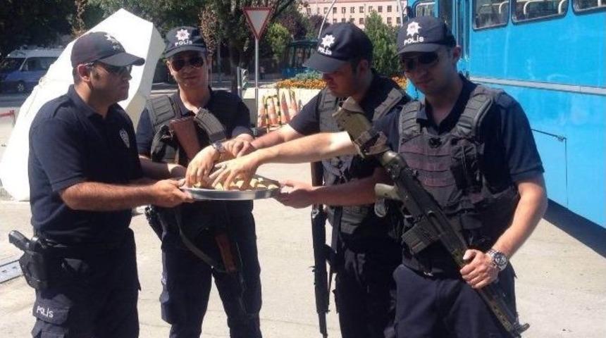 Başkan Kara&rsquo;dan Kahraman Polislere Baklava İkramı