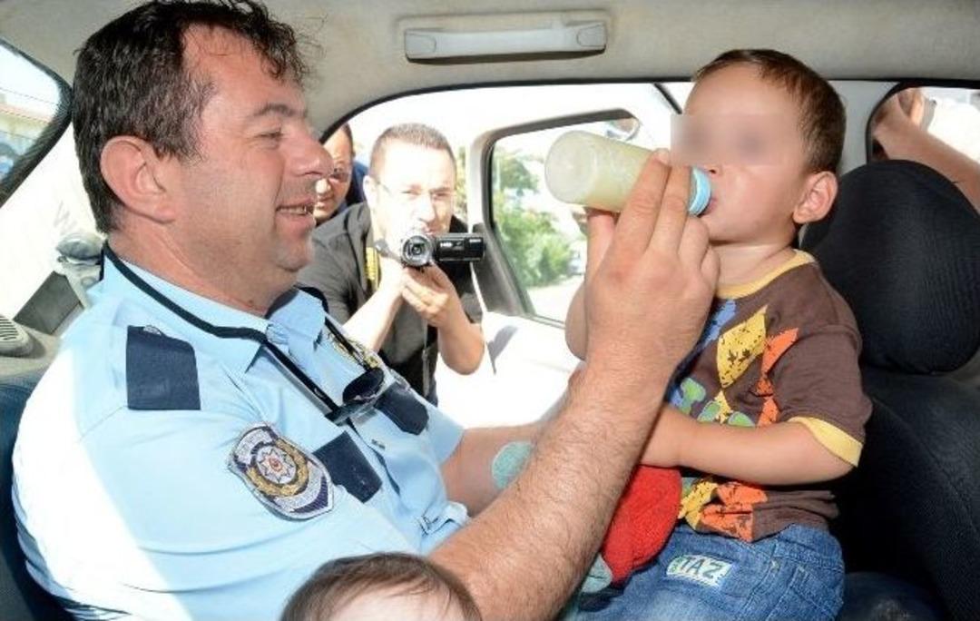 Babacan Polis, Ağlayan &Ccedil;ocuğu Biberonla Susturdu