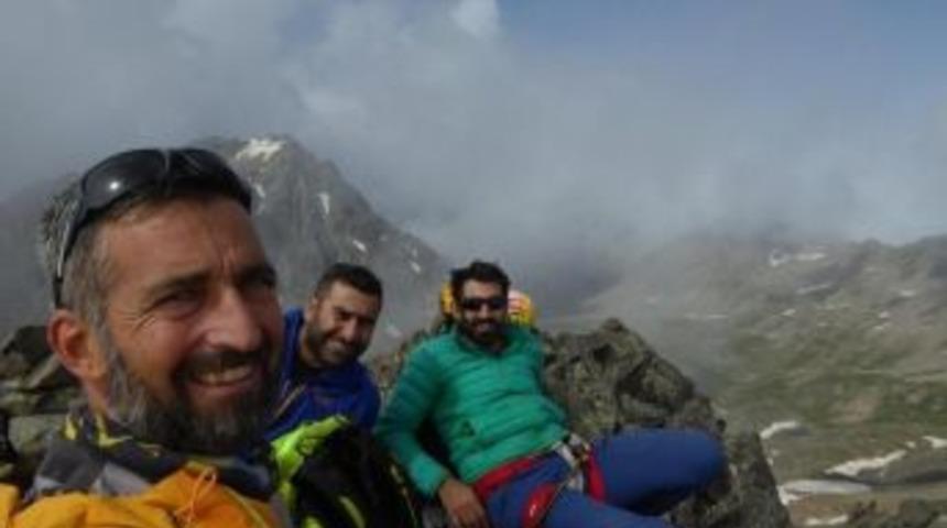 Dağcılar İlk Tırmanışını Yaptıkları Tepenin Adını &ldquo;demokrasi Dağı&rdquo; Koydular