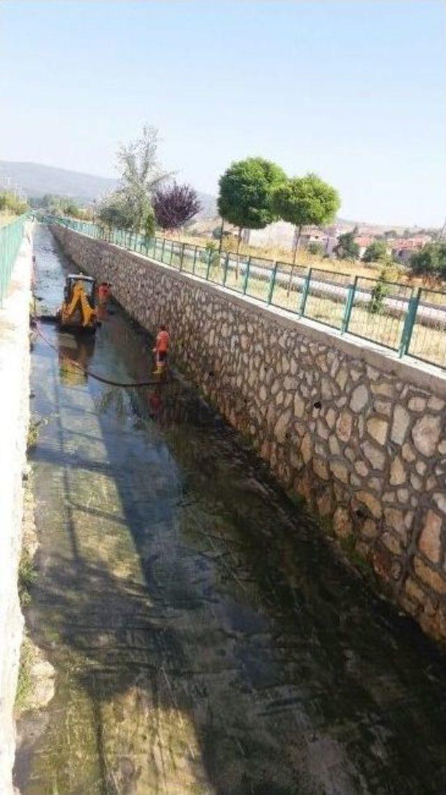 Kanal Tazyikli Su İle Yıkanarak Temizlendi