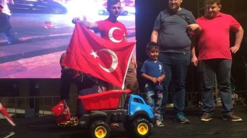 Oyuncağına T&uuml;rk Bayrağı Asarak Demokrasi Konvoyuna Katılan Minik Enes &Ouml;d&uuml;llendirildi