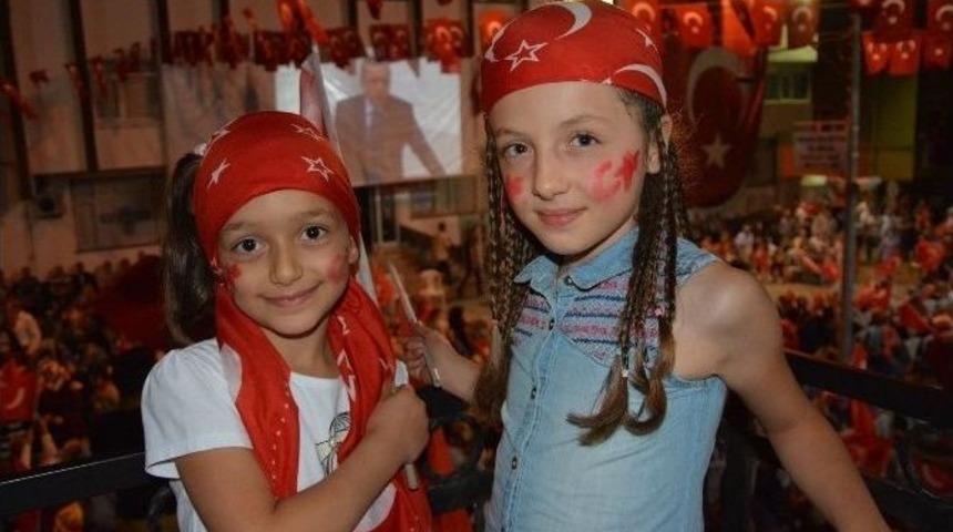 Niksarlılar Demokrasi N&ouml;betini S&uuml;rd&uuml;r&uuml;yor