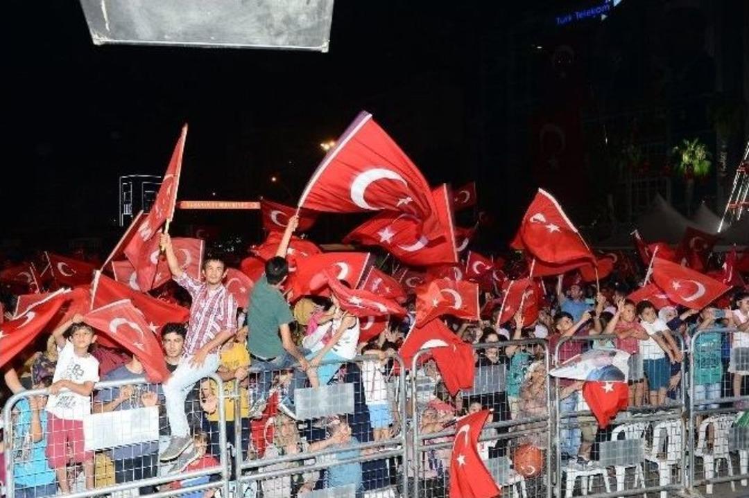 Adana&rsquo;daki Demokrasi Ve Milli İradeye Saygı Mitingi&rsquo;nde "dombıra" Coşkusu Yaşandı