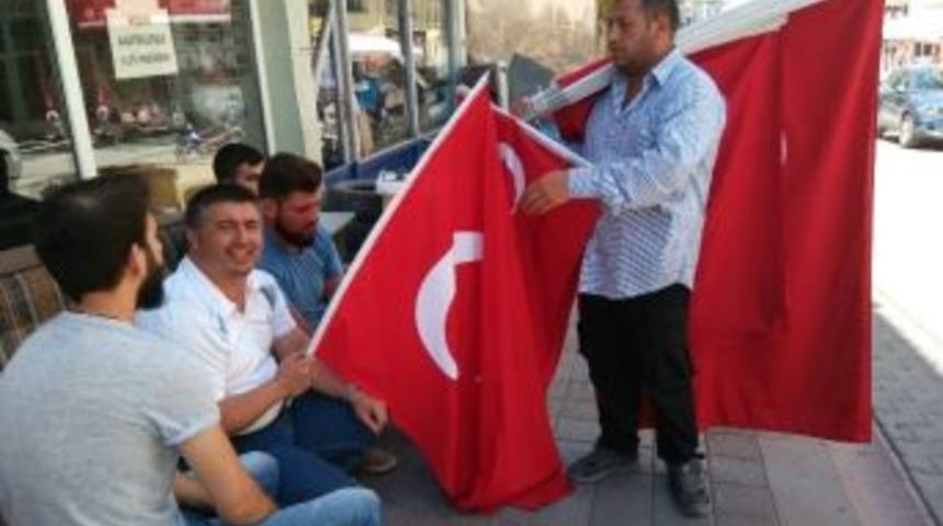 Bayrak Satışlarında Patlama