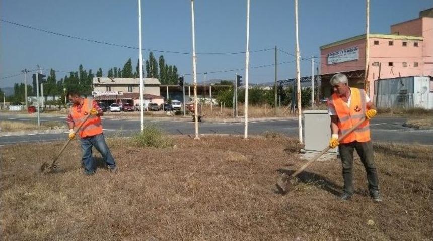 Karayolu Kenarları &Ccedil;&ouml;plerden Temizleniyor