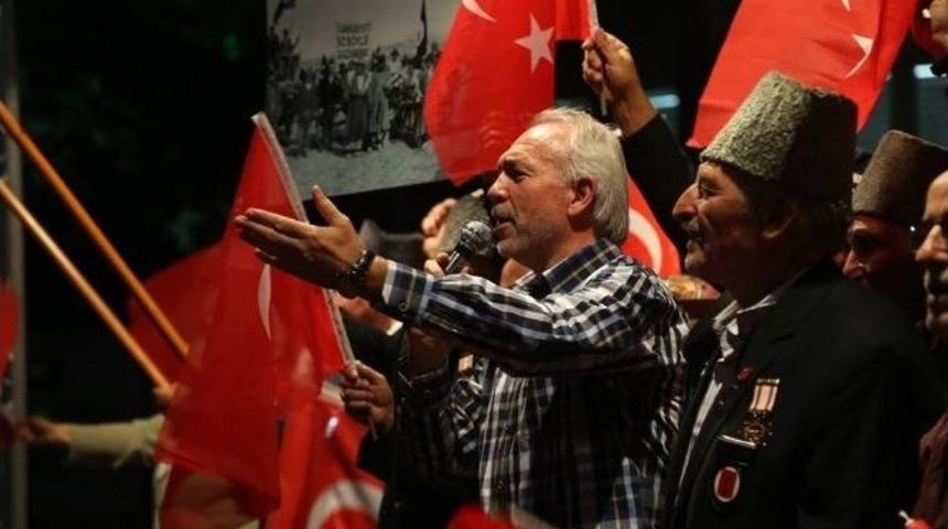 Başkan, Demokrasi N&ouml;betinin 13. G&uuml;n&uuml;nde Muharip Gaziler Derneği &Uuml;yeleriyle Sahneye &Ccedil;ıktı
