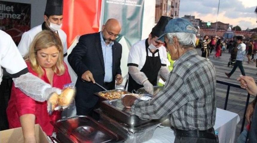 Serdar İnan, Taksim&rsquo;de Demokrasi N&ouml;beti Tutanlara Her Akşam &Uuml;cretsiz Yemek Dağıtıyor