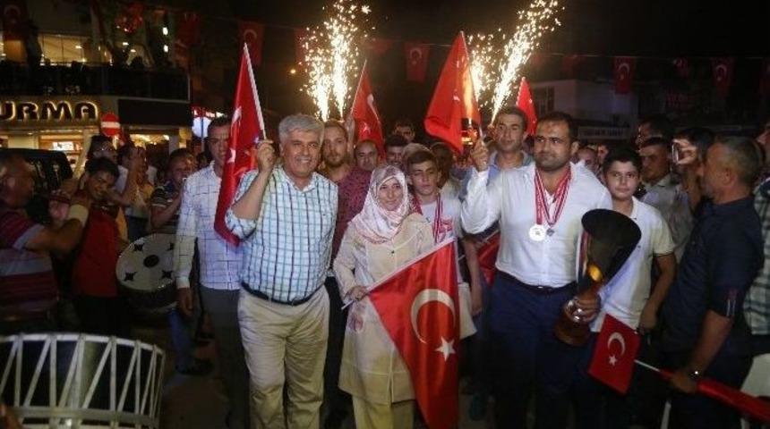 Serik&rsquo;te &lsquo;demokrasi N&ouml;beti&rsquo;nde Yeşil Yeşil Coşkusu