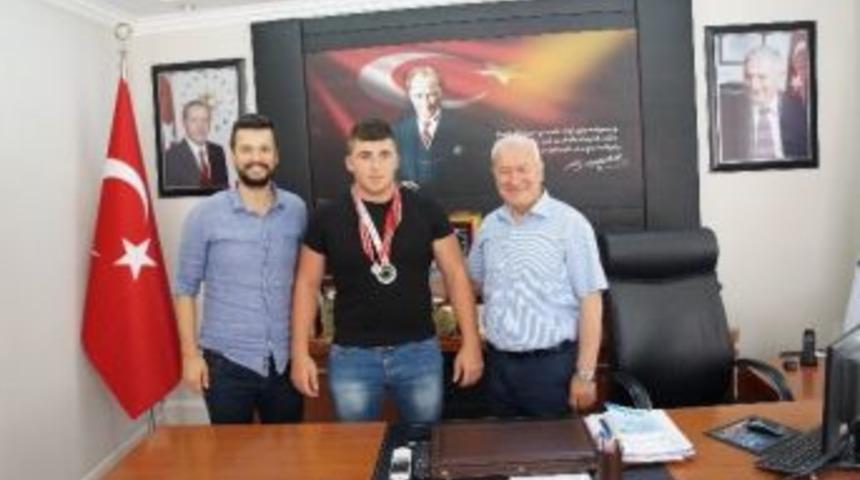 Başarılı Sporcular &Ouml;d&uuml;llendirildi