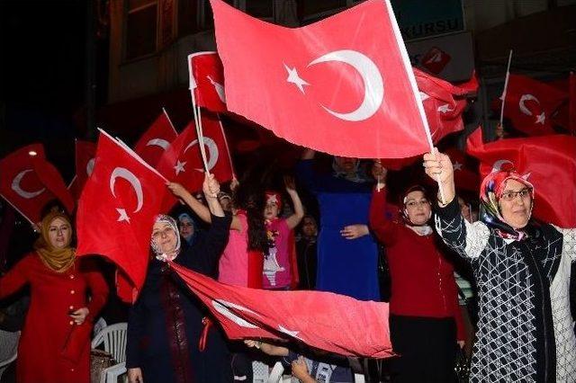 Ak Partili Demiröz, Demokrasi Nöbetine Katıldı