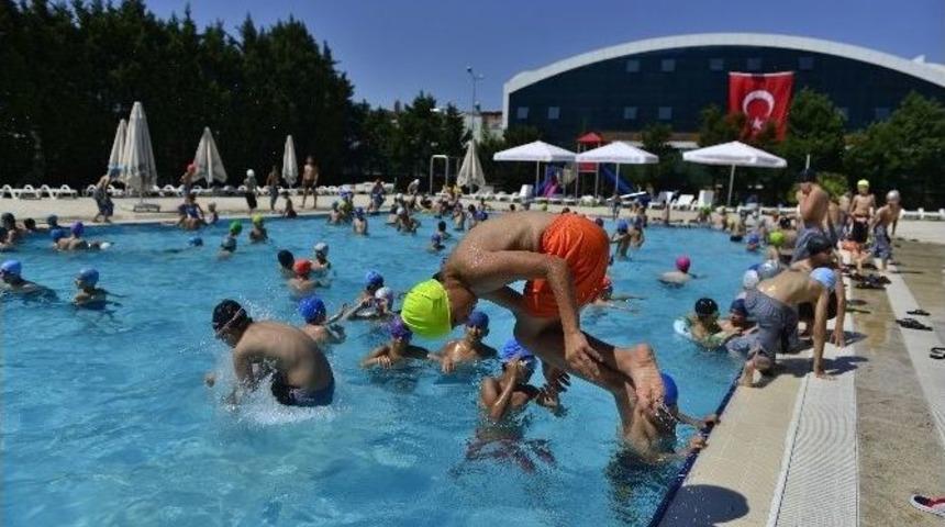 Y&uuml;zme Havuzlarında Yaz Yoğunluğu