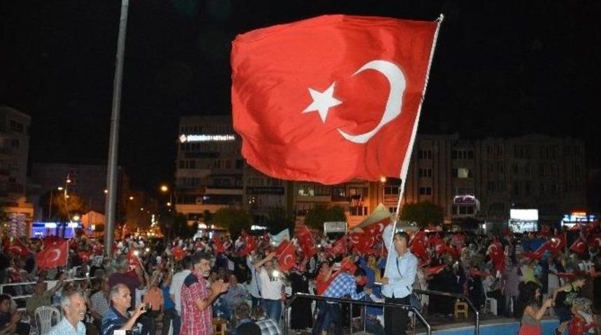 Aliağa&rsquo;da Vatandaşlar &rsquo;milli İrade&rsquo; N&ouml;betinde