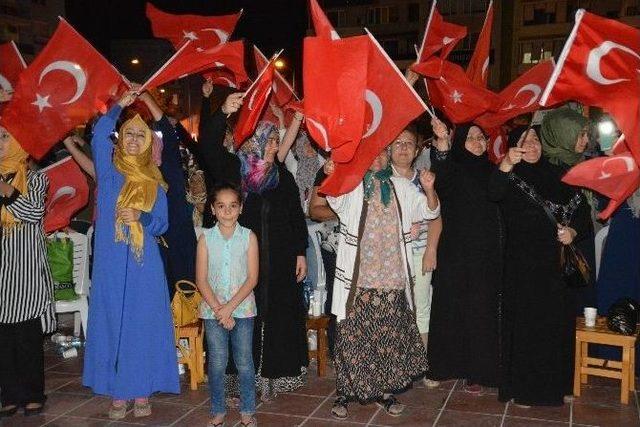 Aliağa’da Vatandaşlar ’milli İrade’ Nöbetinde