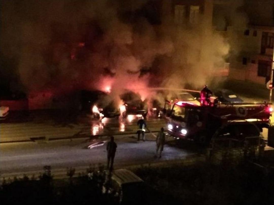 Galerideki L&uuml;ks Ara&ccedil;lar Yakıldı