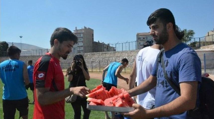 Basın Mensuplarından Niğde Belediyespor&rsquo;un Oyuncularına Karpuz İkramı