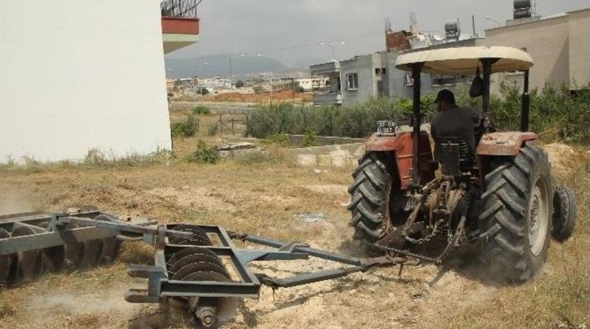 Toroslar&rsquo;da Haşere Ve G&ouml;r&uuml;nt&uuml; Kirliliğine Karşı Boş Arsalarda Temizlik